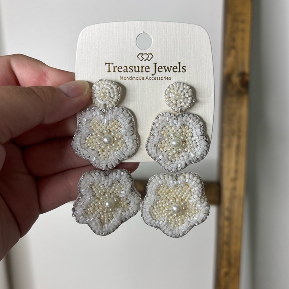 Treasure Jewels Beaded White and Cream Floral Earrings - Picture 1 of 4
